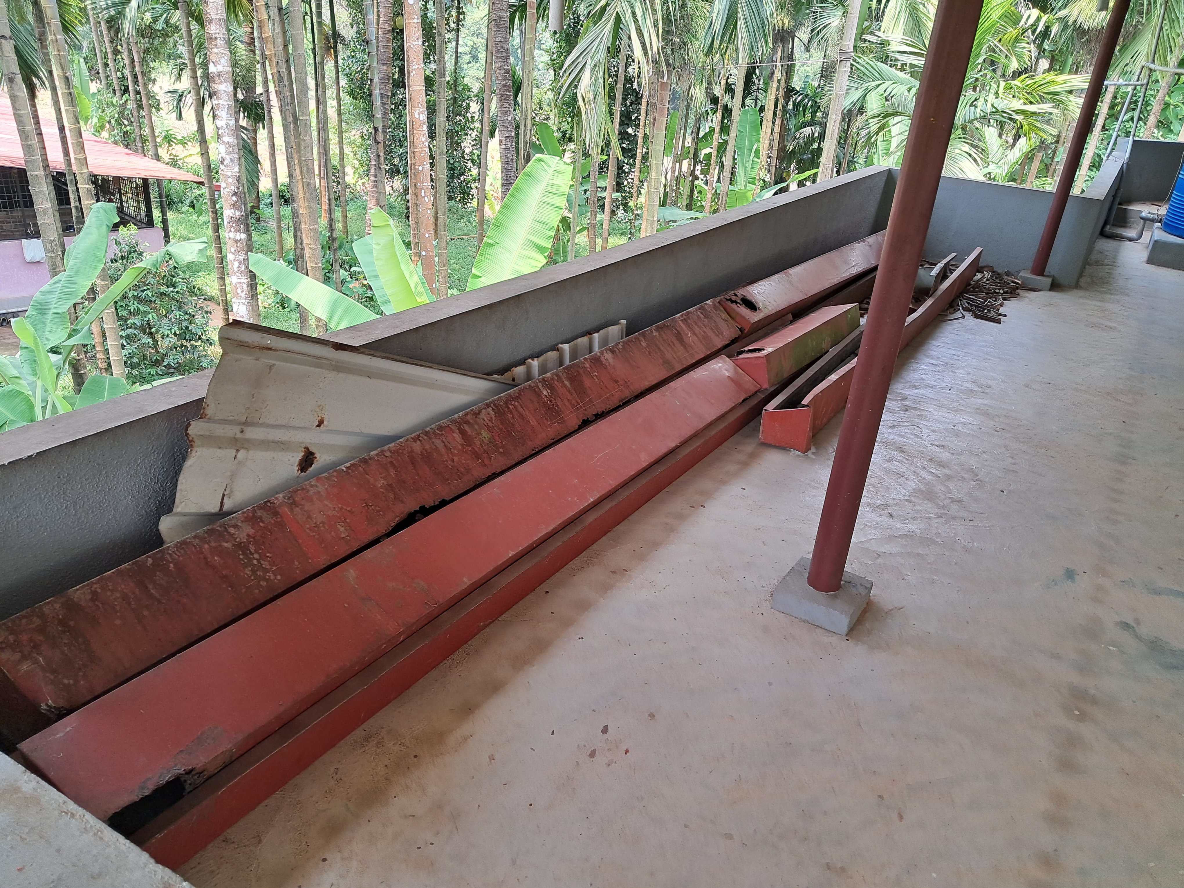 Metal rain gutters